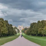 Central Windsor Apartment Facing The Castle