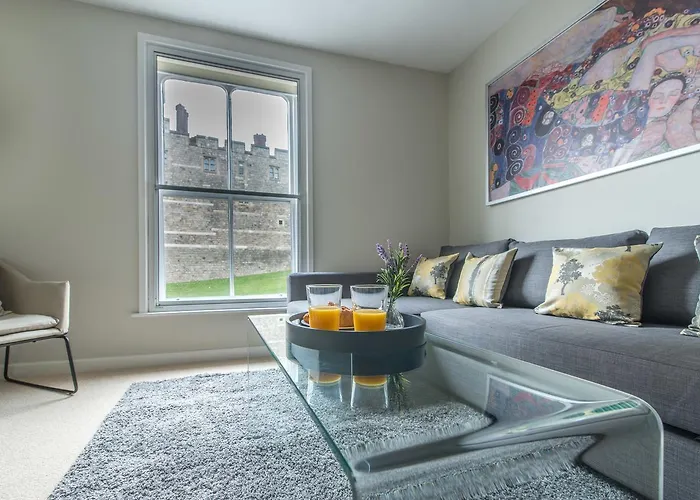 Central Windsor Apartment Facing The Castle
